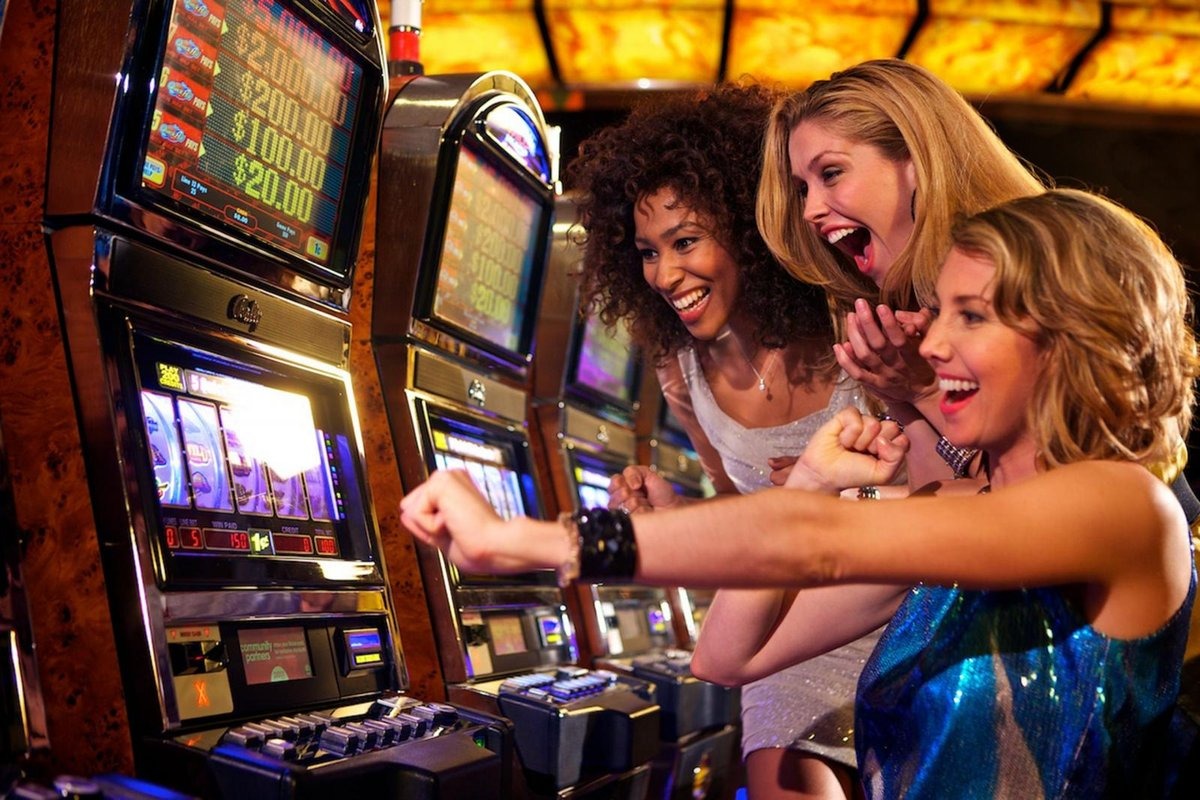 Eight Benefits of Playing Slot Machines Online